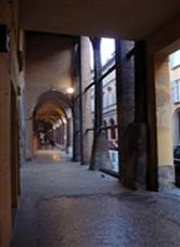 Sottoportico Casa Isolani.jpg