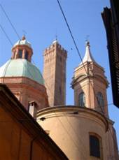 Asinelli e San Bartolomeo da via S. Vitale.jpg